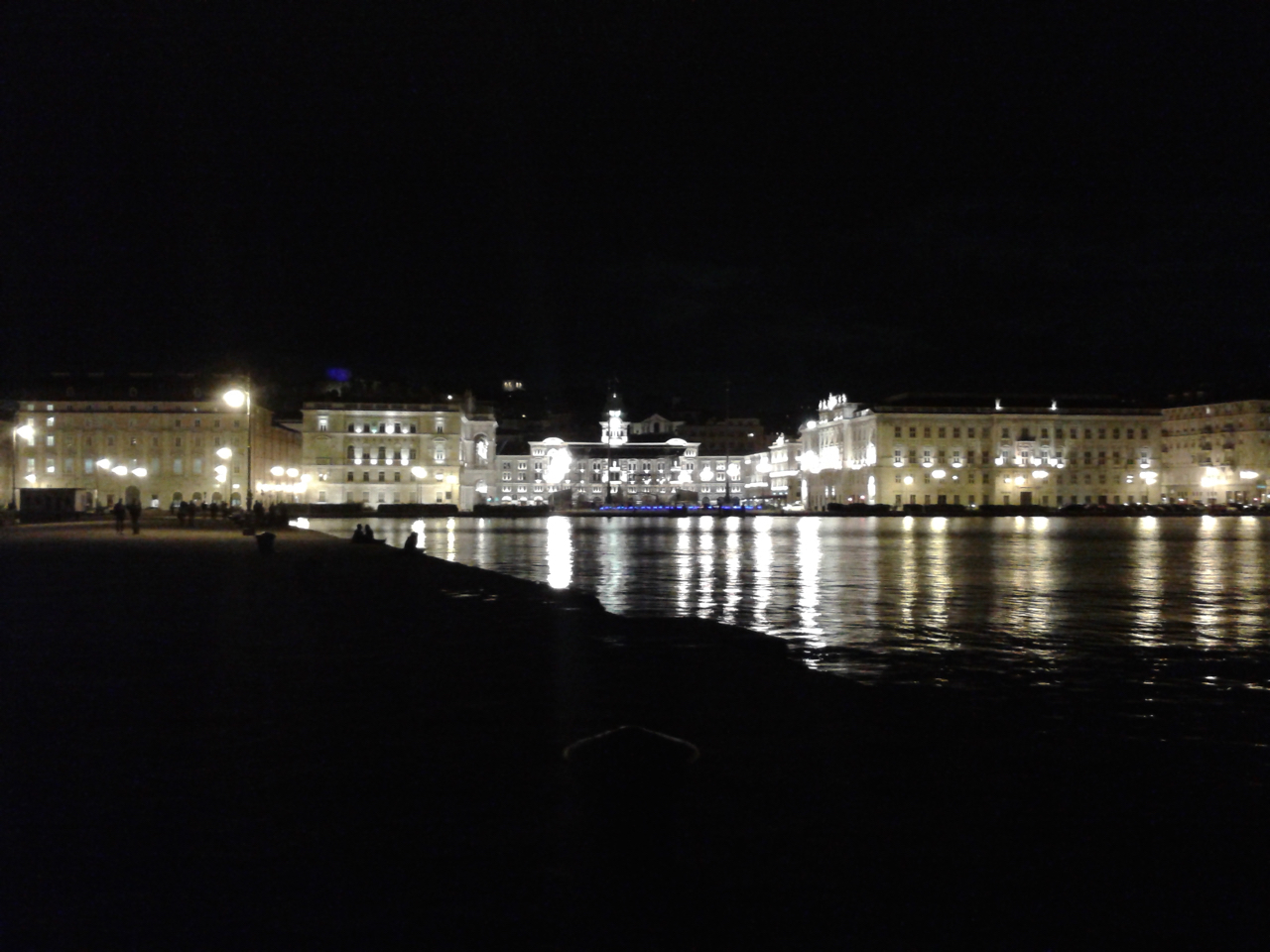 Questa è un classico, Piazza Unità (ex Piazza Grande) fotografata dal Molo Audace (ex Molo S. Carlo) di notte.
